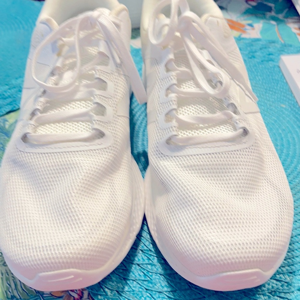 New balance tennis shoes